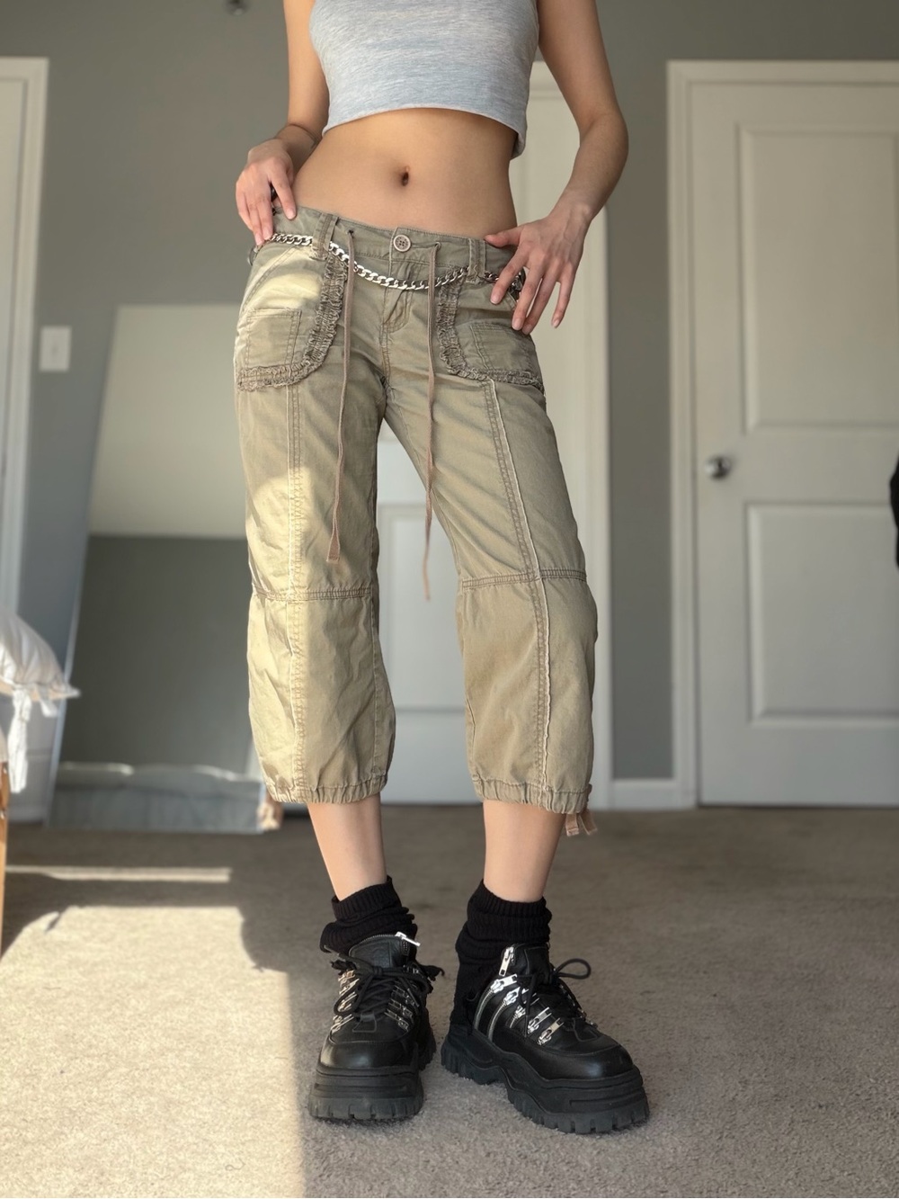 Y2K Grunge Delia’s Khaki Cargo Capri Pants with Ruffle Pocket Detail (Size 5)